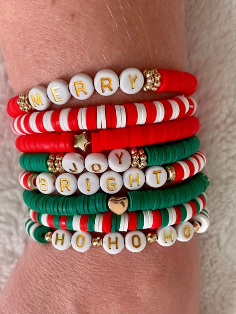 Christmas friendship bracelet. Christmas Braclets Ideas Clay Beads, Clay Bead Bracelet Ideas Xmas, Handmade Christmas Bracelets, What To Get For Christmas 2024, Xmas Bracelets Clay Beads, Bracelets For Christmas, Cool Beads Bracelets, Clay Bead Blue Bracelet Ideas, Clay Bead Bracelet Ideas Friendship