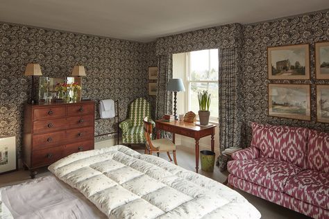 Rita Konig Interiors, Brown Floral Wallpaper, English Country House Style, Rita Konig, Floral Wallpaper Bedroom, English Farmhouse, English Interior, English Country Decor, Pretty Bedroom