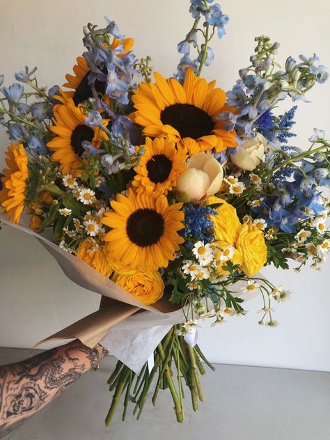 Sunflower Daisy Centerpieces, Sunflower And Rose Arrangements, Sunflower Bouquet Arrangement, Farm Flower Arrangement, Flower Arrangement With Sunflowers, Roses Sunflower Bouquet, Spring Wedding Sunflowers, Floral Arrangements With Sunflowers, Sunflower Bouquet Vase