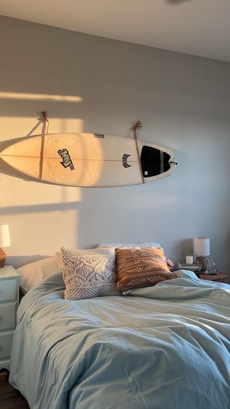 Beachside Bedroom Ideas, Small Summer Room Ideas, Beachy Bedroom Ideas Bohemian, Bedroom With Surfboard, Peach Coastal Bedroom, Beach’s Bedroom, Minimalist Surfer Bedroom, Surfboard Over Bed, Beachy Surfer Bedroom