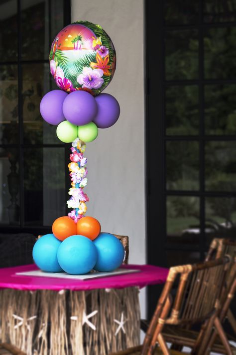 Hawian Theme Centerpieces, Luau Balloon Centerpieces, Hawaiian Centerpieces, Luau Ideas, Stuffed Balloons, Birthday Luau, 20th Bday, Tenth Birthday, Hawaiian Birthday Party