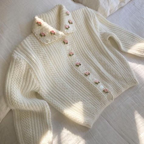 Lucia Zolea, Looks Chic, Feminine Outfit, Sweater Design, Knit Fashion, Crochet Fashion, Crochet Clothes, Pretty Outfits, Knit Cardigan