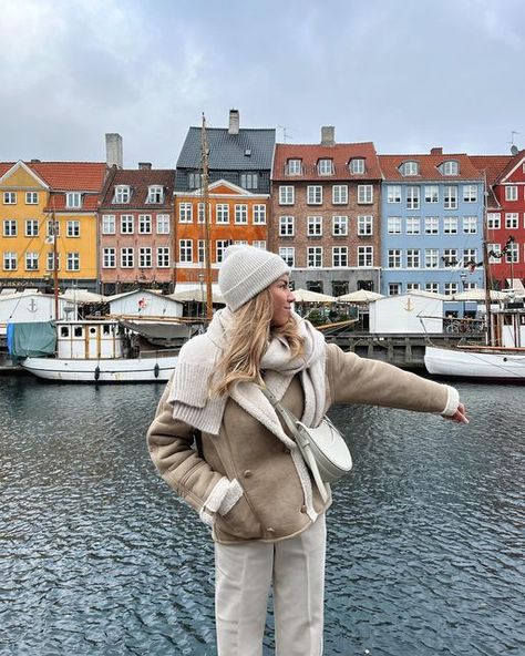 Auré ⚡️ on Instagram: "Copenhague 🌈 #copenhagen #travel #ootd" Minimal Chic Winter, Denmark Winter, Scotland Outfit, Outfits Timeless, Copenhagen Aesthetic, Winter Outfits 2024, Old Money Winter, November Outfits, Barcelona Architecture