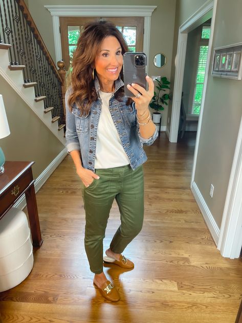 Hunter Green Jeans Outfit, Cool Weather Spring Outfits 2023, What To Wear With Army Green Cargo Pants, Olive Colored Pants Outfits, Army Green Pants Outfit Women, Olive Pants Outfit Summer, What To Wear With Green Jeans, Outfits With Army Green Pants, Olive Green Pants Outfit Summer