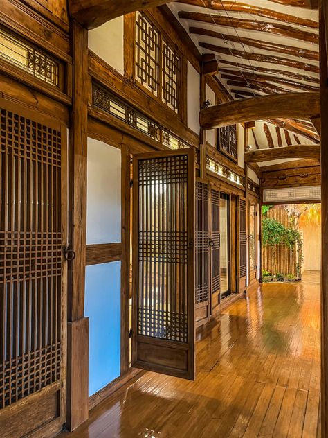 Hanok House Korean Traditional, Houses In South Korea, Korean House Aesthetic, Hanok Interior, Korean House Exterior, Hanok House, Dream Restaurant, Korean Traditional House, Cafe Designs