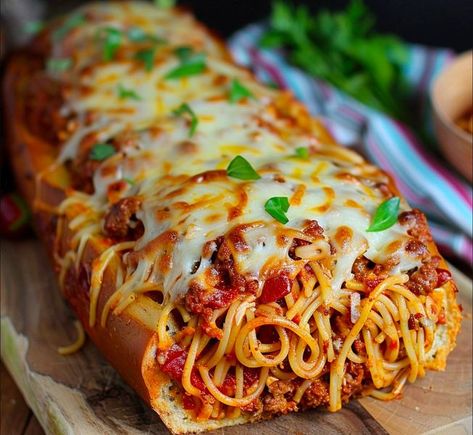 Delish Recipes Garlic Grilled Cheese, Garlic Bread Spaghetti, Spaghetti Bread, Spaghetti And Meat Sauce, Traditional Spaghetti, Crunchy Bread, Italian Feast, Slow Cooked Chicken, Cheese All