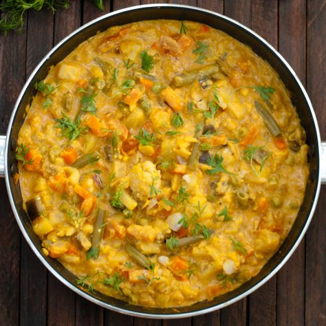 Prepare the vegetable korma with veggies from your fridge. It's a flavorful dinner meal idea which can be put together quickly. Get the step by step creamy kurma recipe prepared without coconut. Easy Vegetable Korma, Veg Korma, Veggie Korma, Vegetable Korma Recipe, Korma Curry, Vegetable Korma, Kurma Recipe, Korma Recipe, Pizza House