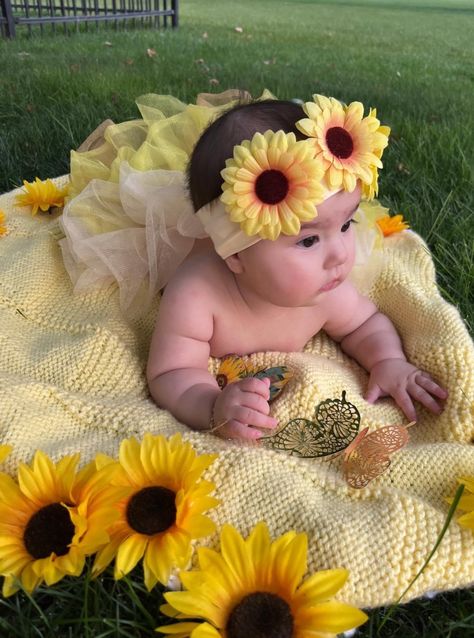 Milestone Photoshoot, Sunflower Photoshoot, 6 Month Photos, Sunflower Photo, Baby Pic, Photoshoot Pics, Monthly Milestone, Pic Pose, Baby Style