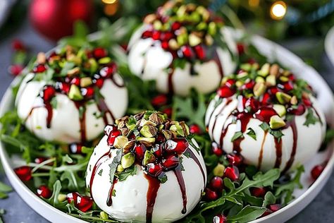 Create festive Pomegranate & Burrata Christmas Ornaments with creamy cheese, pomegranate, pistachios, and balsamic glaze. Perfect holiday! Christmas Burrata Appetizer, Christmas Appetizers Pomegranate, Holiday Burrata, Burrata Appetizer Christmas, Christmas Burrata, Red Caviar Appetizers, Burrata Bar, Christmas Starters Ideas, Christmas Appetizer Ideas