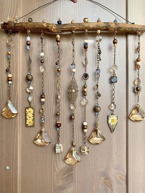 Diy Hanging Beads Decor, Wood Suncatcher Diy, Driftwood Chimes Diy, Macrame Suncatchers, Beaded Wind Chimes Diy, Boho Suncatcher, Beaded Wall Hanging, Carillons Diy, Crystal Suncatchers Diy