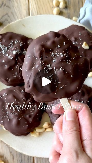 Christine McMichael on Instagram: "HEALTHY BUSTER BARS ✨ These yummy treats are SO good! Recipe Below (SAVE)!
⠀⠀⠀⠀⠀⠀⠀⠀⠀
They’re made with Greek yogurt, peanut butter, protein powder, and a little bit of maple syrup, topped with chopped peanuts, and then dipped into a dark chocolate coconut oil magic shell that brings it all together. Freeze for a healthy snack or dessert any time of the day!
⠀⠀⠀⠀⠀⠀⠀⠀⠀
▢ 3/4 cup vanilla Greek yogurt
▢ 1/4 cup peanut butter
▢ 1 teaspoon maple syrup
▢ 2 Tablespoons vanilla protein powder
▢ 2 Tablespoons lightly chopped peanuts
▢ 1 Tablespoon chocolate chips
⠀⠀⠀⠀⠀⠀⠀⠀⠀
Coating
▢ 1 cup dark chocolate chips
▢ 1 Tablespoon coconut oil
▢ pinch flaky sea salt
⠀⠀⠀⠀⠀⠀⠀⠀⠀
Mix the yogurt, peanut butter, maple syrup, and protein powder.
Scoop 5-6 large dollops of the mix Greek Yogurt Peanut Butter, Peanut Butter Protein Powder, Buster Bars, Peanut Butter Maple Syrup, Greek Yogurt And Peanut Butter, Dark Chocolate Coconut, Maple Syrup Recipes, Magic Shell, Good Recipe