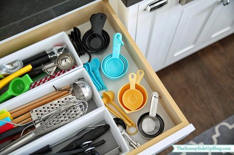 Sunny Side Up: Organized Kitchen Utensil Drawer - group similar items together and keep measuring spoons/cups on the side. Measuring Cup Organization Drawer, Kitchen Spoon Drawer, Small Narrow Kitchen Ideas, How To Organize Measuring Cups And Spoons, Small Commercial Kitchen Layout, Spoon Organizer Drawer, Measuring Spoons Organization, Kitchen Countertop Organization Ideas, Small Kitchen Set