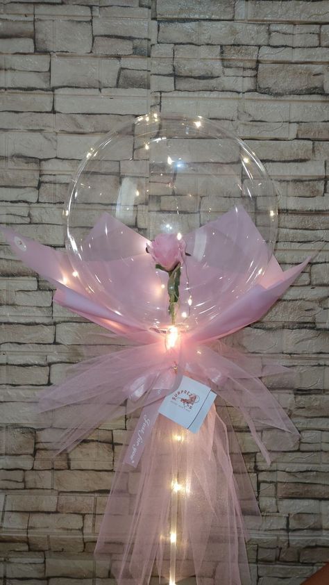 Flowers In Balloons, Flowers In A Balloon, Ballons Bouquet Ideas, Bouquet With Balloons, Balloon Gift Ideas, Balloon With Flowers, Balloon Bouquet Ideas, Balloon Flower Bouquet, Bouquet Balloons