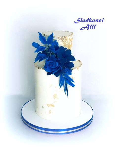 Royal Blue Wedding Cake 2 Tier, Royal Blue Cake Ideas, Blue Themed Wedding Cake, Royal Blue Wedding Cake, Royal Blue Wedding Cakes, Royal Blue Cake, White Fondant Cake, Henna Cake, White And Gold Wedding Cake