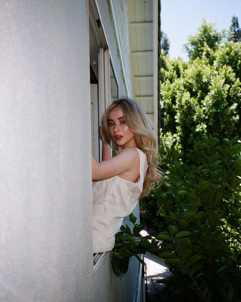 Sabrina Carpenter Style, Sabrina Carpenter Outfits, Instagram Baddie, Fav Celebs, Nicki Minaj, Blonde Girl, Sabrina Carpenter, Billie Eilish, Martini