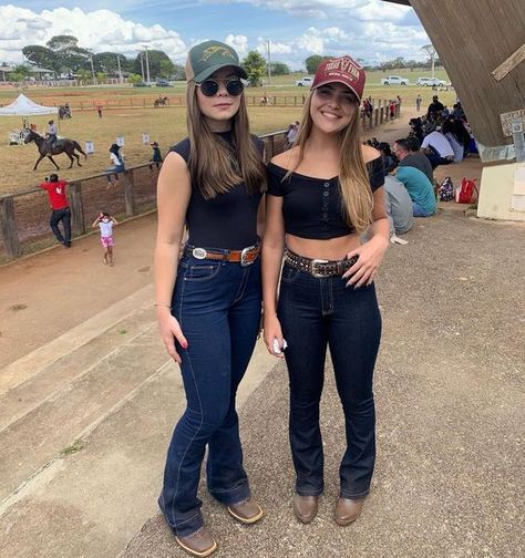 50+ Country Concert Outfit Inspo to fix all your Style Conundrums - Hike n Dip Mexican Western Outfits Women, Look Agro, Outfits Rancheros Mujer, Outfit Jaripeo, Vaquera Outfit Mexican Women, Looks Cowgirl, Ranchero Outfits Women, Mexican Cowgirl Outfits, Latina Cowgirl Outfits