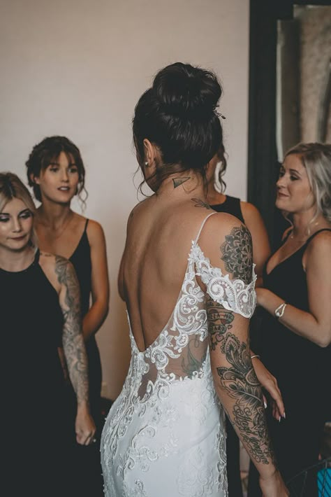 Tatted Wedding Dress, Tattoo Wedding Dress Sleeve, Tattoo Sleeve Wedding Dress, Wedding With Tattoos Brides, Tattooed Wedding Dress, Tattooed Women In Wedding Dresses, Bride With Sleeve Tattoo, Wedding Dress And Tattoos Brides, Wedding Dresses And Tattoos