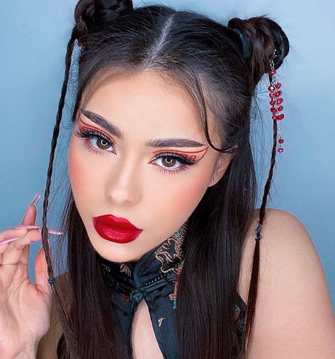 16 Looks de maquillaje atrevidos y románticos para una cita Ninja Makeup, Edc Makeup, Hayley Bui, Shoulder Bob, Red Makeup Looks, Geisha Makeup, Geisha Hair, New Year Hairstyle, New Year's Makeup