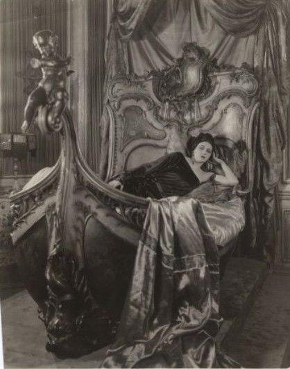 Barbara La Marr in Trifling Women 1922. Lili St Cyr, Famous French Actresses, Recycled Costumes, Boat Bed, Silent Movie, Film History, Movie Costumes, Silent Film, Drawing Practice