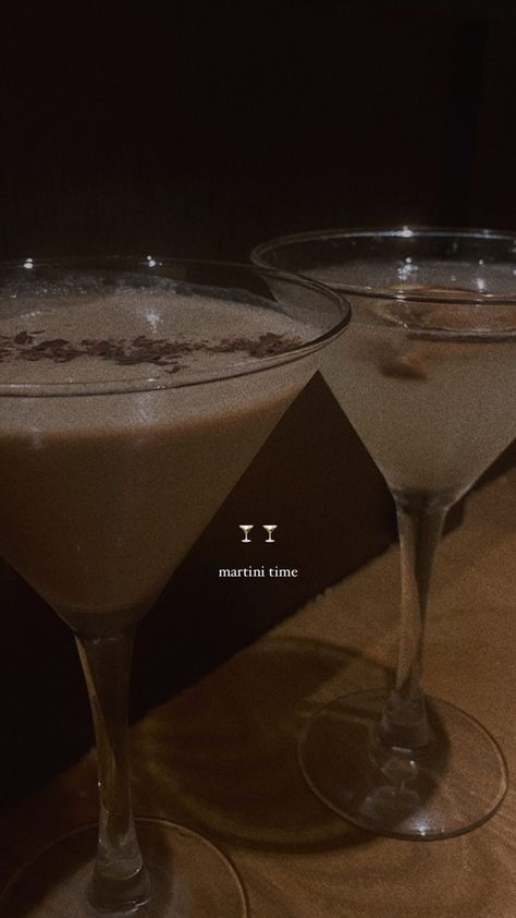 Bar Aesthetic Instagram Story, Martini Bar Aesthetic, Drink Pictures Aesthetic, Margarita Instagram Story, Chocolate Martini Aesthetic, Espresso Martini Instagram Story, Drink Story Instagram Ideas, Martini Pictures Instagram, Martini Aesthetic Wallpaper