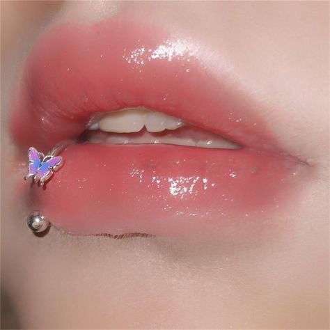 Cutesy Makeup, Pink Blue Butterfly, Lip Piercing Jewelry, Ring Butterfly, Tongue Ring, Piercing Tragus, Face Piercings, Cool Piercings, Cute Piercings