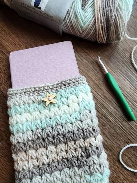 Big Crafts, Book Sleeve Crochet, Crochet Book Sleeve, Making Buttons, Crochet Book Cover, Ice Cream Cozy, Granny Pattern, Crochet Sleeves, Crochet Hook Case