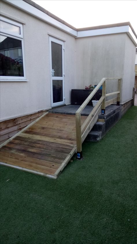 Ramp and banister from reclaimed pallet wood Small Wheelchair Ramp, Ramp Porch, Ramp Over Stairs, Wheelchair Ramp Diy, Porch With Ramp, Dog Ramp For Stairs, Ramp Ideas, Wheelchair Ramp Design, Mobile Home Redo