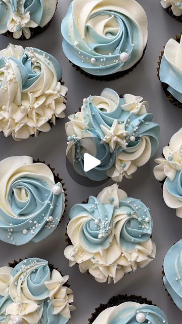 Snowflake Cupcakes Winter Wonderland, Tiffany Blue Desserts, Blue Christmas Cupcakes, Cupcake Piping Designs, Elsa Cupcakes Ideas, Frozen Cupcake Ideas, Dusty Blue Cupcakes, Frozen Themed Cupcakes, Baby Boy Cupcake Ideas