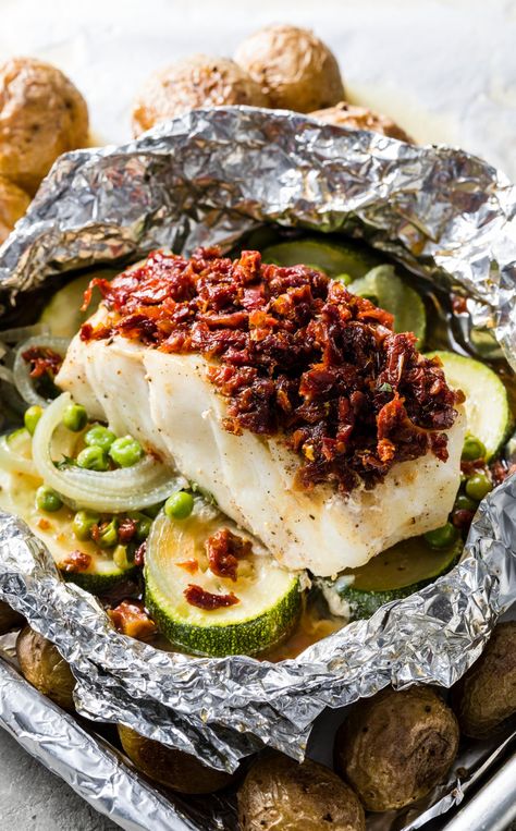 Cod Baked in Foil with Zucchini and Sun-Dried Tomatoes: For a weeknight dinner with impressive presentation and easy cleanup, bake your fish—and vegetables—in a foil packet. Pocket Meals, Baked Fish In Foil, Fish In Foil, Cod Baked, Walleye Recipes, Bariatric Meals, Baked Cod Recipes, Fish And Vegetables, Catfish Recipes