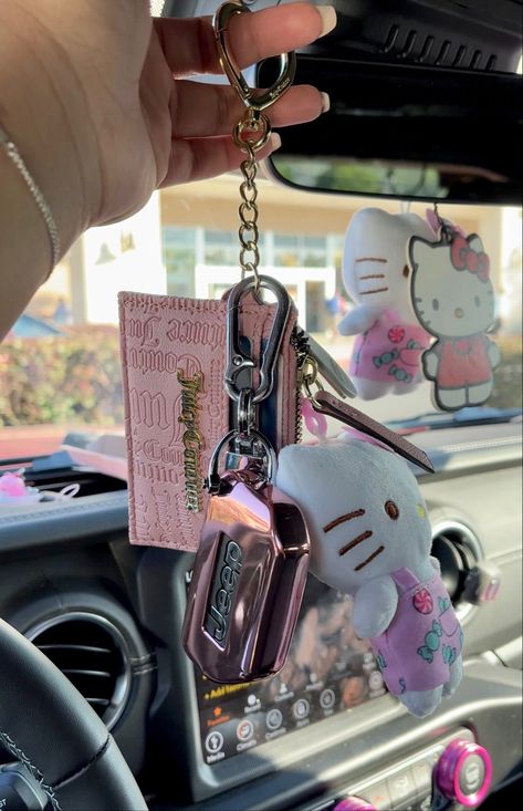 Hello kitty pink keychain jeep juicy couture Pink Hello Kitty Car Interior, Hello Kitty Cat Accessories, Hello Kitty Car Keys, Pink Car Keys Aesthetic, Pink Everything Girly, Car Decorations Interior Hello Kitty, Pink Keychain Ideas, Hello Kitty Stuff Aesthetic, Aesthetic Car Keychain