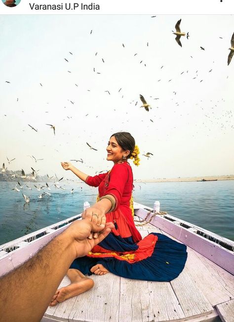 Banaras Travel Outfit, Yamuna Ghat Photography, Varanasi Photoshoot Ideas, Banaras Travel Outfit Ideas, Varanasi Pre Wedding Shoot, Varanasi Couple, Vrindavan Photography Poses, Varanasi Outfit Ideas, Banaras Picture Ideas