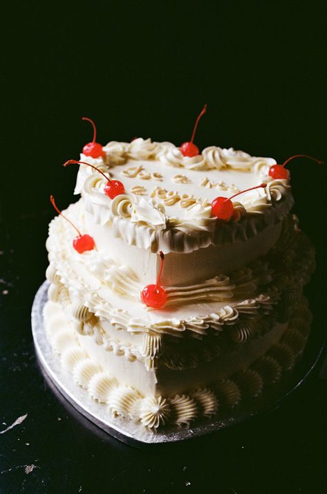 Retro Wedding Cakes, Chocolate Guinness Cake, Bolo Vintage, Guinness Cake, Pub Wedding, Heart Shaped Chocolate, Marrying My Best Friend, Retro Wedding, Cake With Cream Cheese