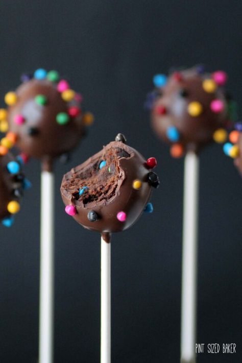 Who doesn't love Little Debbie Cosmic Brownies? Now you can take those brownies and turn them into Cosmic Brownie Pops! The kids will love this treat! Cosmic Brownie Cake Pops, Cosmic Brownie Cake, Cake Pops Frosting, Brownie Cake Pops, Graduation Cake Pops, Cake Pop Recipe Easy, Cake Pop Displays, Brownie Pops, Cosmic Brownies