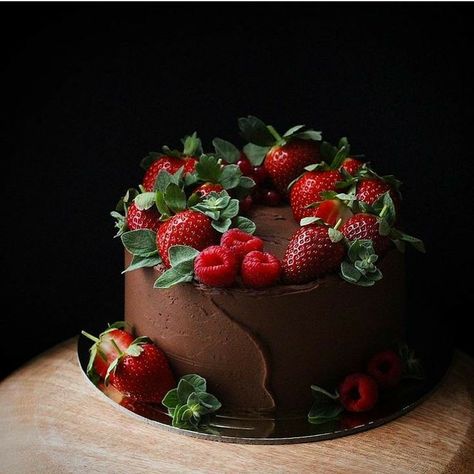 Giant Cupcake Recipes, Hot Chocolate Sauce, Giant Cupcake Cakes, Chocolate Cake Designs, Crazy Cakes, Strawberry Cakes, God Mat, Cute Birthday Cakes, Pretty Cakes