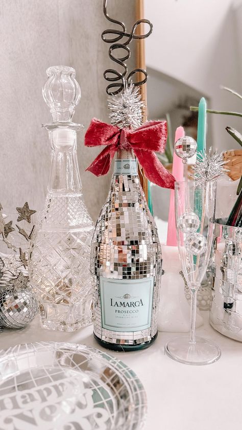 𝒫ℴ𝓅 𝓉𝒽ℯ 𝒞𝒽𝒶𝓂𝓅𝒶ℊ𝓃ℯ! All champagne bottles should be made into a disco ball! Inspired by the sweet @jackiegblog! Self adhesive Mosaic til… | Instagram New Years Looks, Champagne Gift Baskets, Tiffany Themed Bridal Shower, Champagne Decor, Custom Champagne Bottle, 21st Birthday Themes, Bucket Gifts, Pop The Champagne, Champagne Birthday