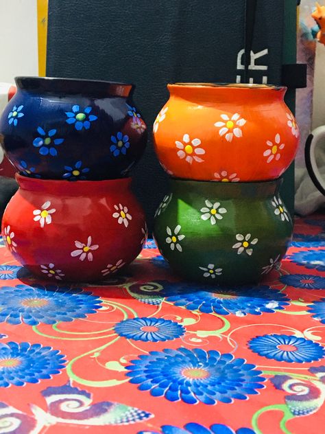 Small Matki Painting Ideas, Matka Decoration Pots, Small Pot Painting Ideas Creative, Small Pot Painting Ideas, Matki Painting, Matki Painting Ideas, Diy Kite Decorations, Matka Painting, Diy Bowling