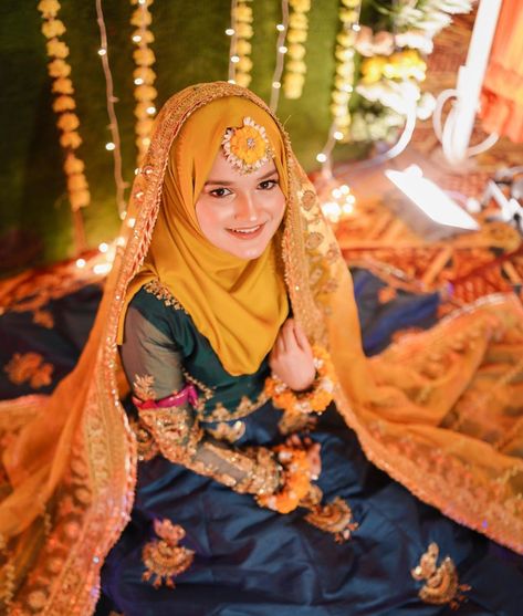 Bridal Hijab Styles Tutorials, Hijabi Bride Pakistani, Haldi Suit, Bride With Hijab, Haldi Saree, Hijabi Bride, Hijabi Wedding, Bridal Hijab Styles, Simple Bridal Dresses