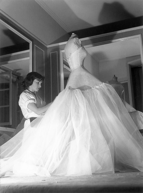 House of Dior: 70 years of Christian Dior collections – in pictures Old Wedding Photos, Couture Dior, Dior Dress, Christian Dior Haute Couture, Dior Haute Couture, Couture Mode, Dior Fashion, Vintage Gowns, Dior Couture