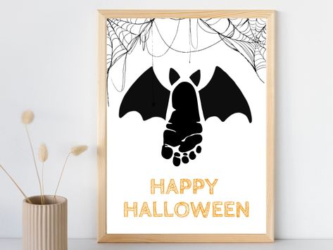 Embrace spooky season with this fun "Happy Halloween" printable! This adorable keepsake transforms your baby's tiny footprint into the most adorable bat you've ever seen! | DETAILS | Included is an 8.5 x 11 inch PDF file. | HOW TO CREATE YOUR PRODUCT | 1. Download: Purchase and download the high-resolution printable file. 2. Print: Print your file on high quality paper or card stock. 3. Stamp: Use non-toxic paint and gently press your baby's foot onto the space on the page. 4. Personalize: Add y Halloween Baby Feet Art Diy, Simple Bat Painting, Baby Pumpkin Footprints, Halloween Baby Keepsake Crafts, Bat Footprint Art, Baby Halloween Footprint Art, Footprint Bats, Baby Halloween Painting, Baby Halloween Art