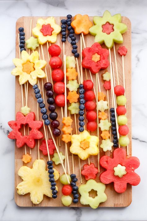 Fruit Bouquets, Edible Fruit Arrangements, Fruits Decoration, Fruit Creations, Fruit Platter Designs, Edible Bouquets, Best Edibles, Fruit Skewers, Fruit Kabobs