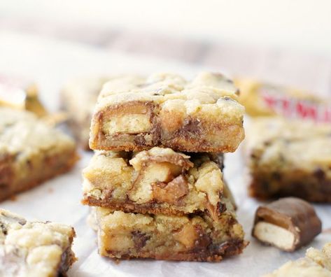 Twix Blondies - Gooey, caramely and chocolaty. Sooo good! Twix Blondies, Twix Bites, Kraft Caramel Bits, Caramel Bits, Brownies Recipe Easy, Vanilla Pudding Mix, Semi Sweet Chocolate Chips, Brownie Bar, Quick Desserts