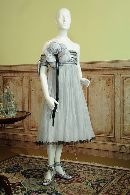 Worn by Mia Wasikowska as Alice in Tim Burton's Alice in Wonderland (2010) Colleen Atwood Alice In Wonderland, Alice In Wonderland Outfit, Colleen Atwood, Alice Costume, Alice Cosplay, Alice In Wonderland Dress, Wonderland Dress, Diy Costumes Women, Mia Wasikowska