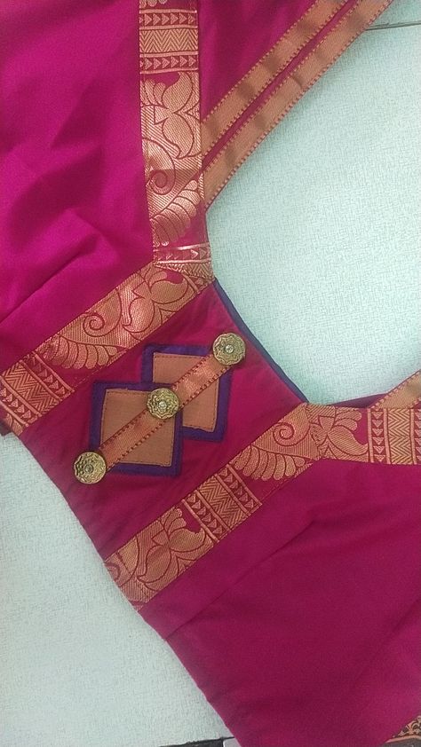 Blauj Dizain New, Blauj Design, Hari Priya, Modern Blouse Designs, Latest Blouse Neck Designs, Brocade Blouse Designs, Modern Blouse, Pattern Blouses, Back Neck Design