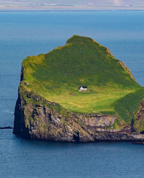 The loneliest house in the world (Elliðaey island, Iceland) - 9GAG Haidar Ali, Iceland Photos, Robert Mapplethorpe, Remote Island, Archipelago, In The Middle, Iceland, The Middle, Cool Pictures