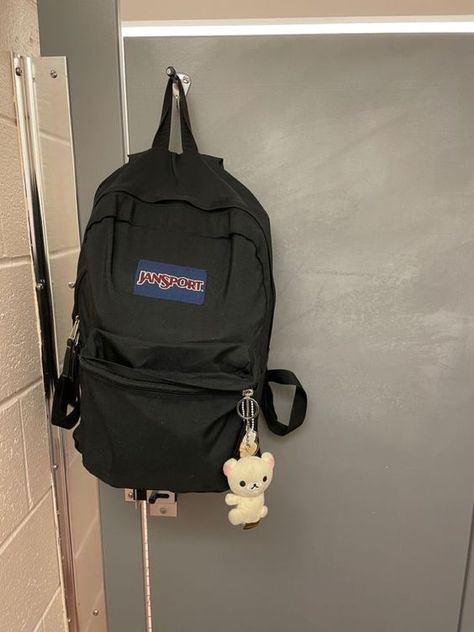 Backpack With Keychains And Pins, Backpacks With Keychains, Jansport Backpacks Aesthetic Pins, Black Backpack Aesthetic, Jansport Backpacks Aesthetic, Backpack With Keychain, Schoolbag Aesthetic, Bag Aesthetic School, Jansport Bag