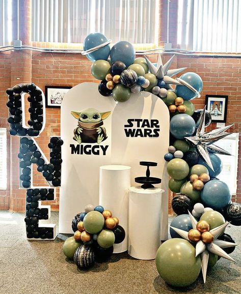 One With The Force Balloon Arch, Mandalorian Balloon Garland, Mandalorian Birthday Party Decorations, Grogu Party Decorations, Mandalorian Theme Party, Mandalorian Themed Birthday Party, Grogu Themed Birthday, Star Wars Balloon Decorations, Grogu Party Ideas