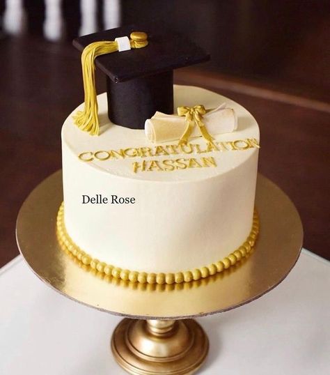 Matriculation Cake Designs, Congratulations Graduate Cake, Graduation Bbq Party, Grad Cake Ideas, Cake Congratulations, College Graduation Cakes, Cake Decorated With Fruit, Graduation Bbq, Farewell Cake