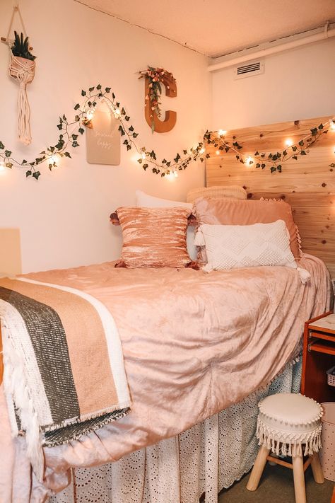 freshman college dorm, peachy vibes, pink, boho, DIY headboard, dorm inspiration, girly room inspiration, Misericordia University dorm Coral Dorm Room Ideas, Dorm Inspo Cozy Pink, Small Dorm Room Ideas, Dorm Room Minimalist, Floral Dorm, Rustic Dorm Room, Dorm Vibes, Room Ideas Dorm, Pink Dorm Room Decor