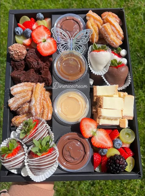 Strawberry Dessert Box, Chocolate Strawberry Cups, Food Selling Ideas Business, Dessert To Sell Ideas, Dessert Gift Box Ideas, Dessert Box Ideas, Snacks To Sell, Desserts To Sell, Food To Sell