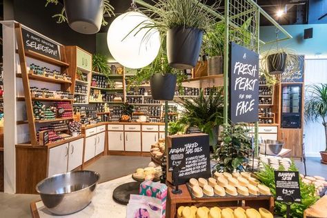 Lush Shop, Lush Store, Window Display Retail, Spa Store, Eco Store, Lush Cosmetics, Brick Architecture, Health Shop, Merchandising Displays